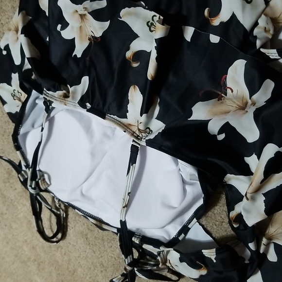 SOLD-Beautiful Lily Ruffle Off the Shoulder One Piece Swimsuit-L - Picture 4 of 7